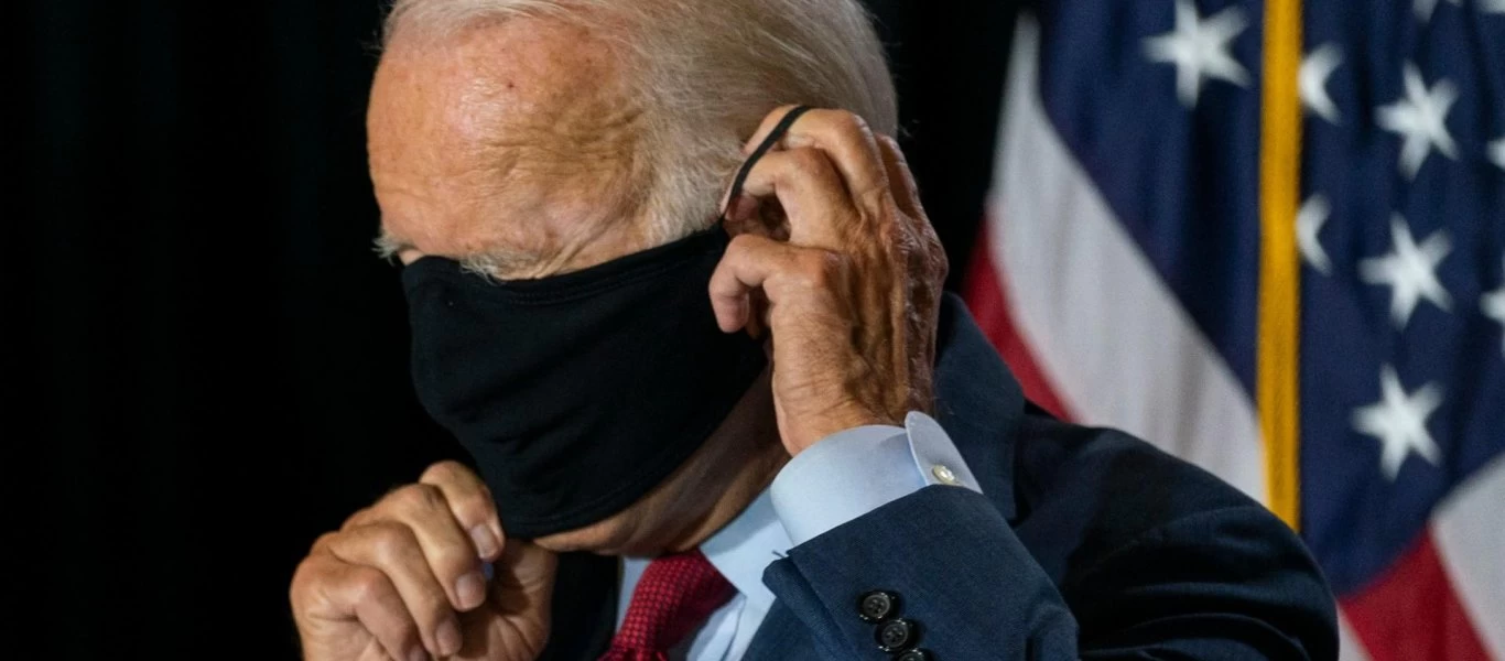 Τζο Μπάιντεν: Ψήφισε με μάσκα πίσω από αεροστεγή πόρτα! - Φοβόταν μην τον κολλήσει κορωνοϊό το ψηφοδέλτιο (φώτο)